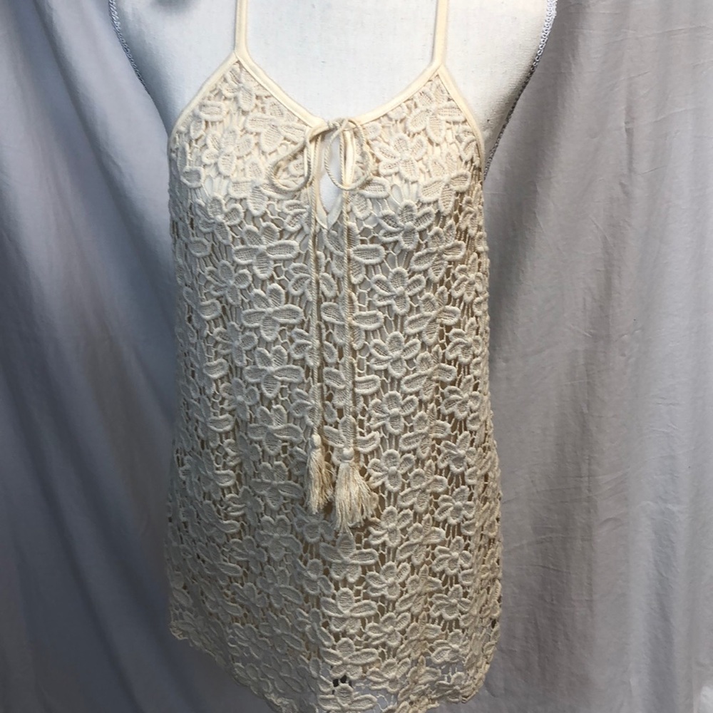 Summertime adorable cream top w/ beautiful flowers